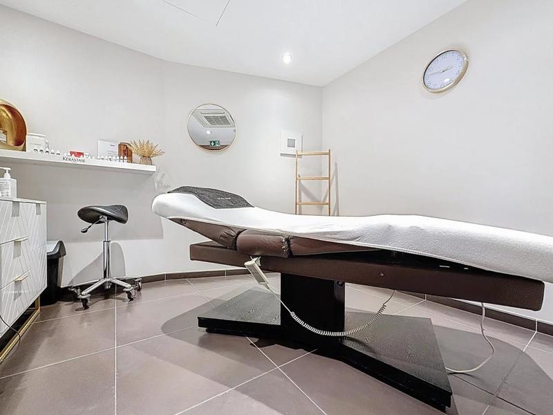 Beauté / Bien-être - 108 m² - 5 pièces