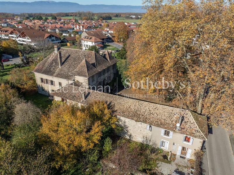 Maison - 1 131 m² - 15 pièces