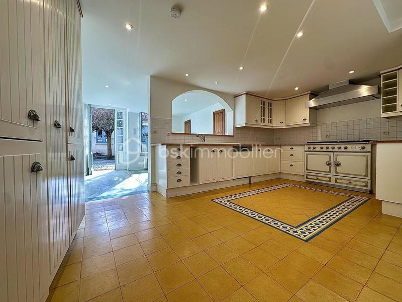 Maison - 241 m² - 10 pièces