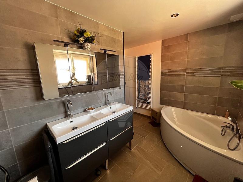 Maison - 427 m² - 12 pièces