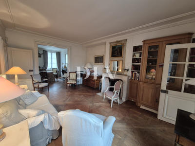 Maison - 305 m² - 11 pièces