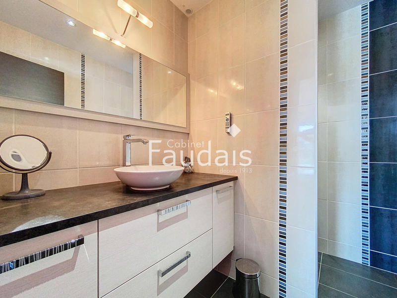 Maison - 224 m² - 8 pièces