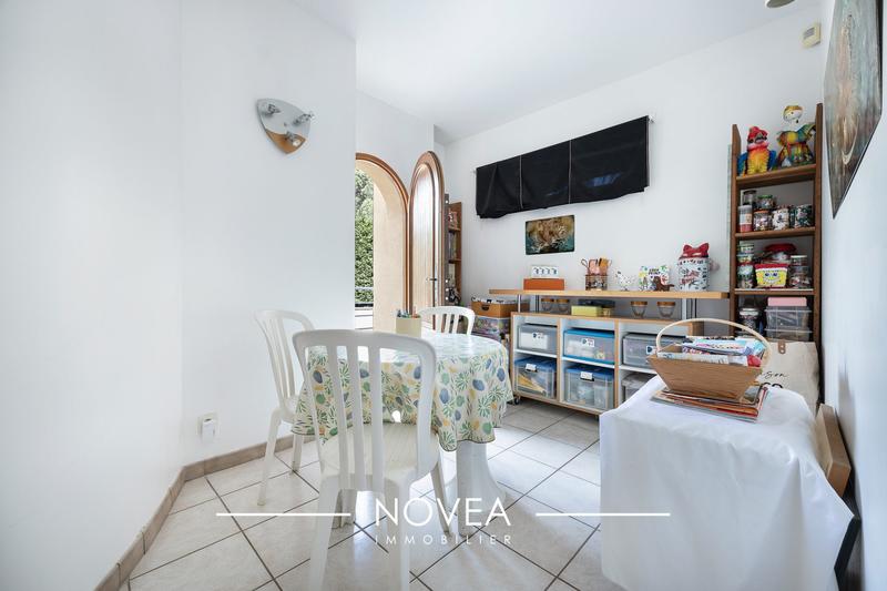 Maison - 242 m² - 10 pièces