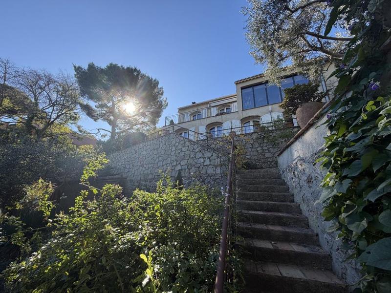 Maison - 200 m² - 8 pièces