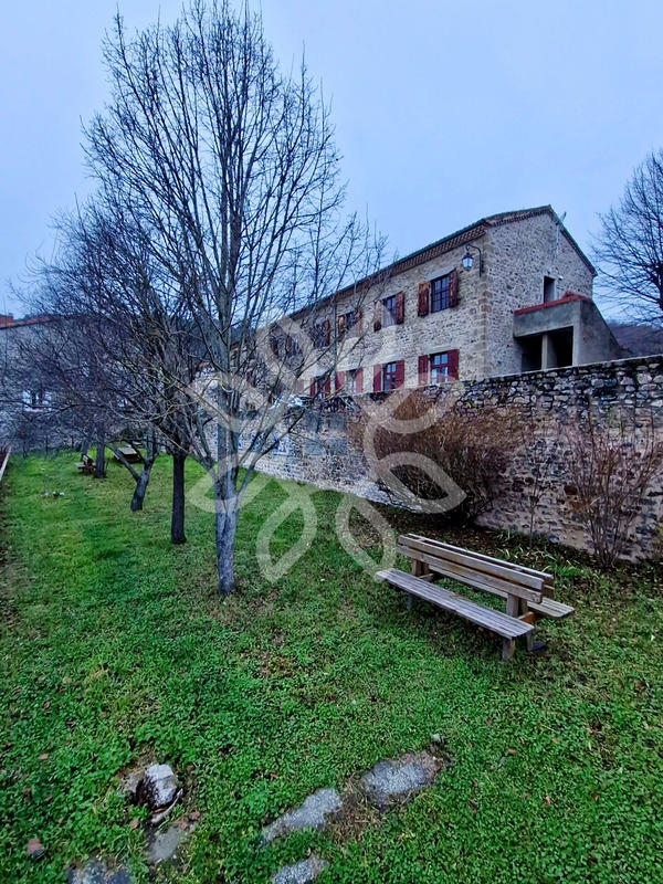 Propriété - 380 m² - 27 pièces