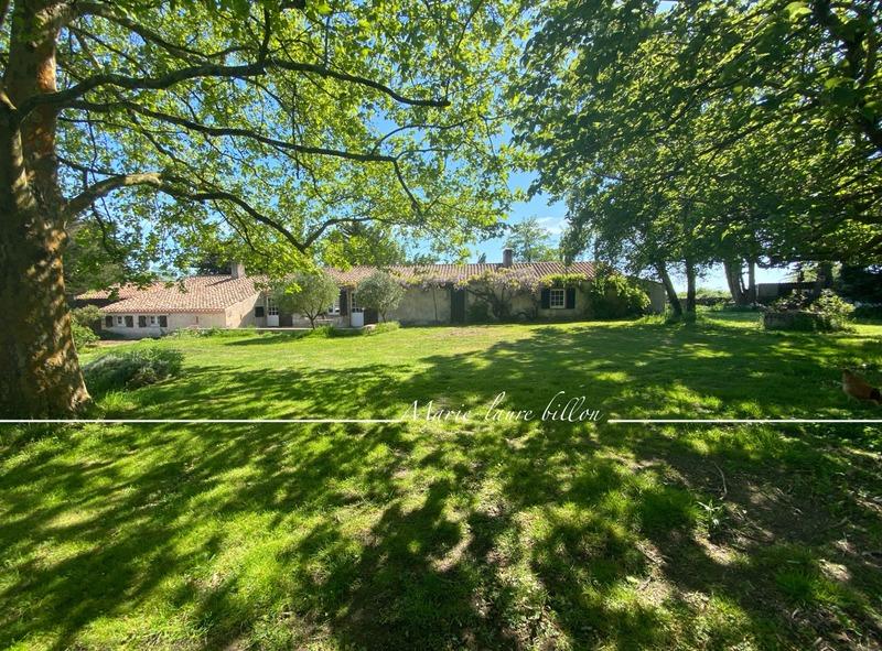 Maison - 440 m² - 8 pièces