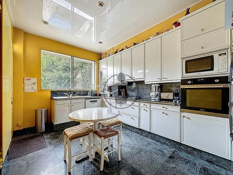 Maison - 250 m² - 9 pièces