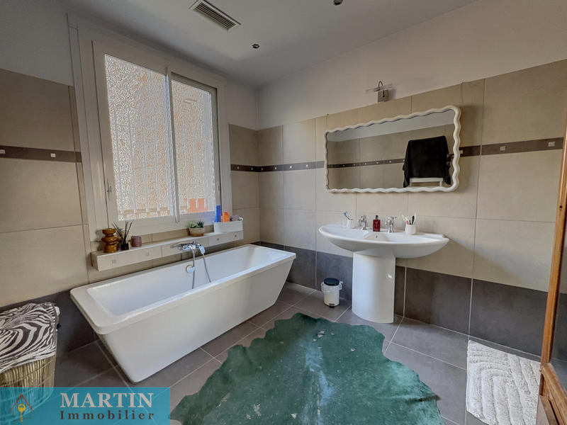 Maison - 250 m² - 9 pièces