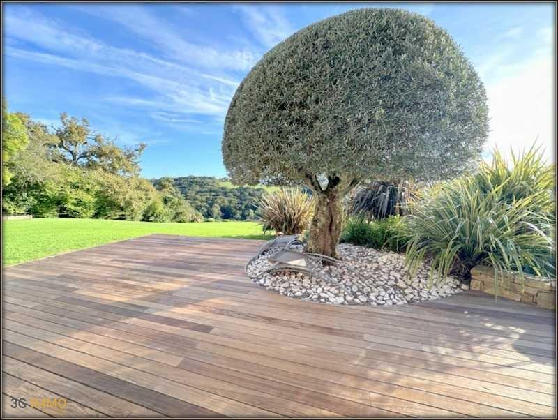 Maison - 230 m² - 6 pièces