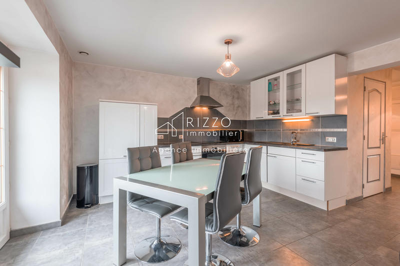 Maison - 326 m² - 11 pièces