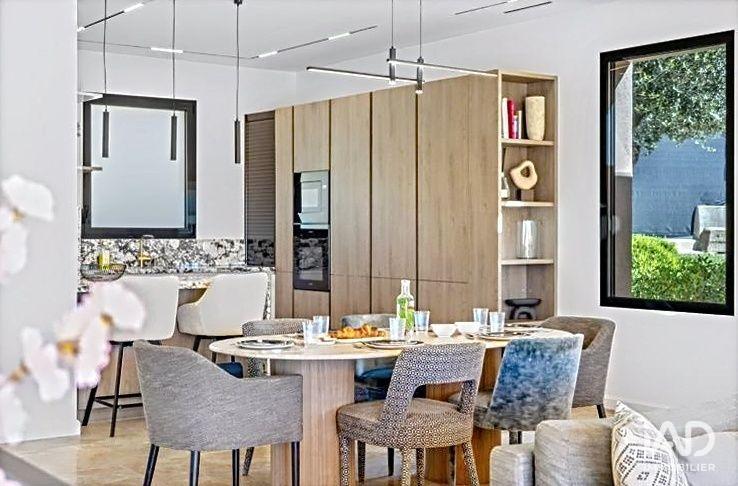 Maison - 222 m² - 5 pièces