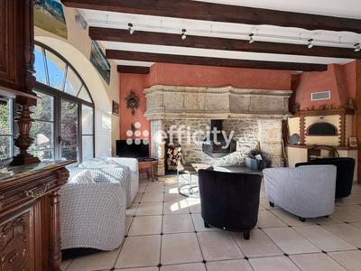 Maison - 275 m² - 9 pièces