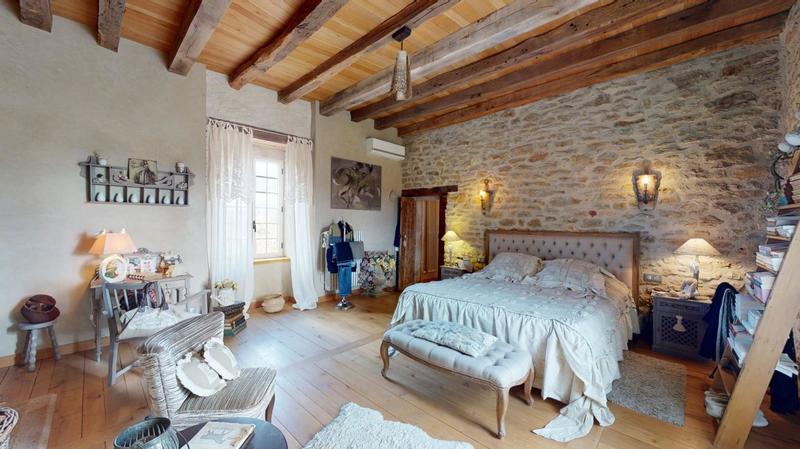 Maison - 1 290 m² - 25 pièces