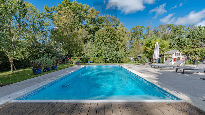 Maison - 250 m² - 8 pièces