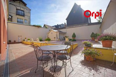 Propriété - 360 m² - 8 pièces