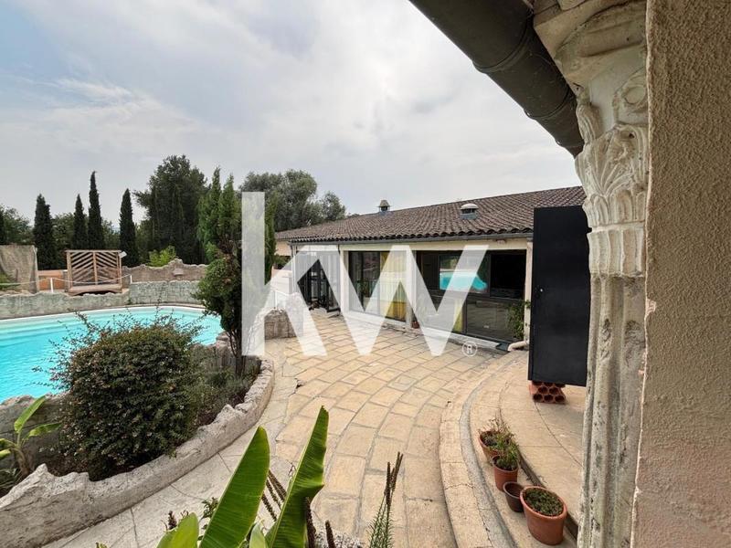 Maison - 2 400 m² - 15 pièces