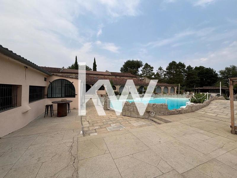 Maison - 2 400 m² - 15 pièces