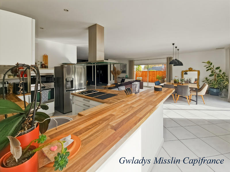 Propriété - 441 m² - 9 pièces