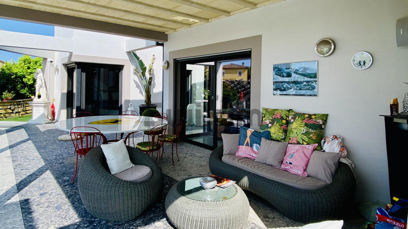 Villa - 377 m² - 8 pièces