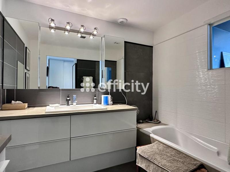 Maison - 290 m² - 11 pièces