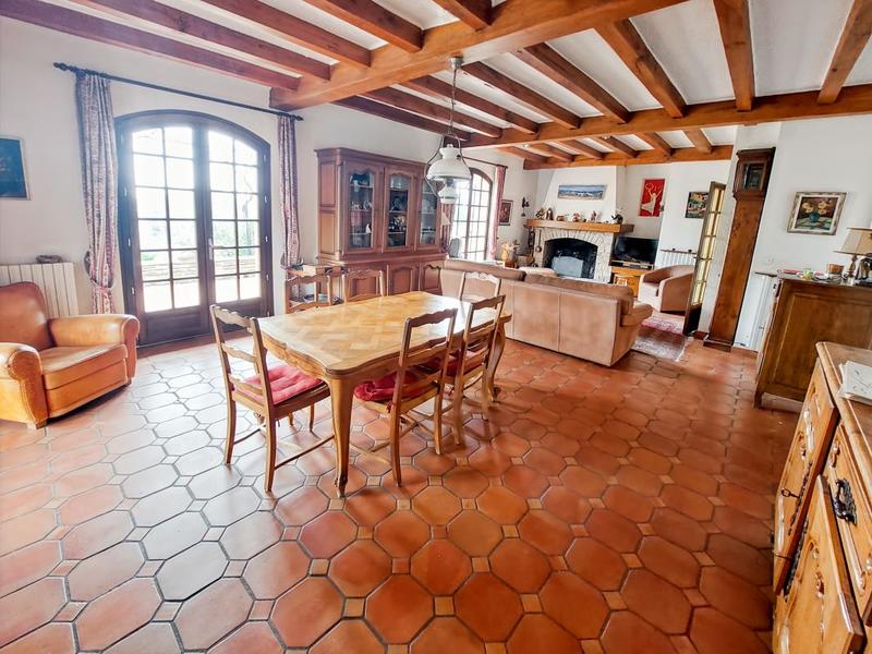 Propriété - 252 m² - 9 pièces