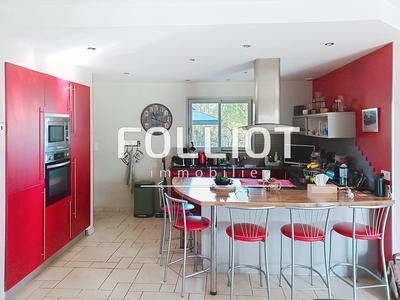 Maison - 245 m² - 9 pièces