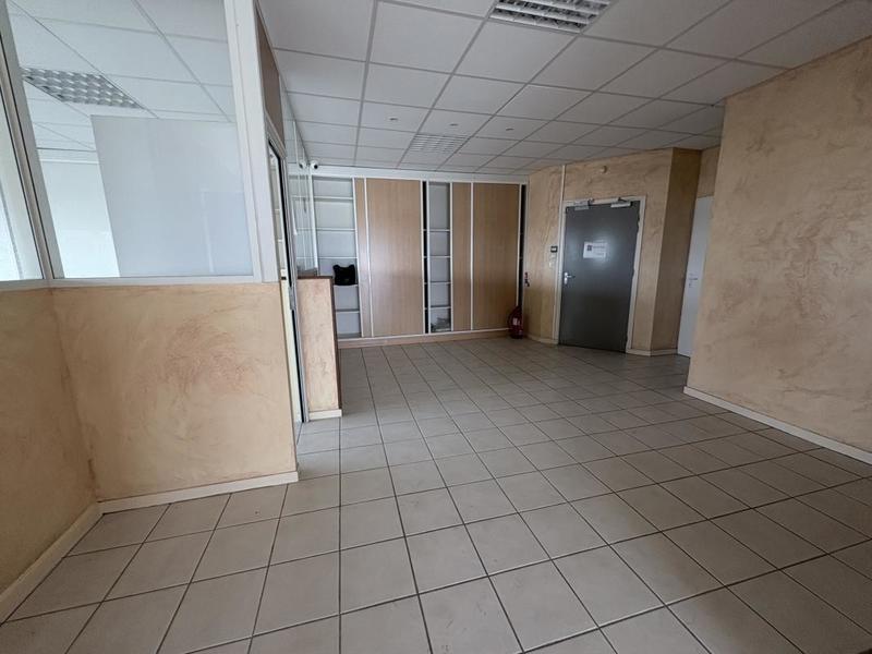 Local commercial - 111 m² - 4 pièces