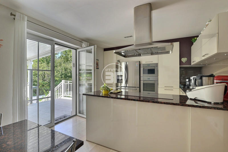 Maison - 232 m² - 7 pièces