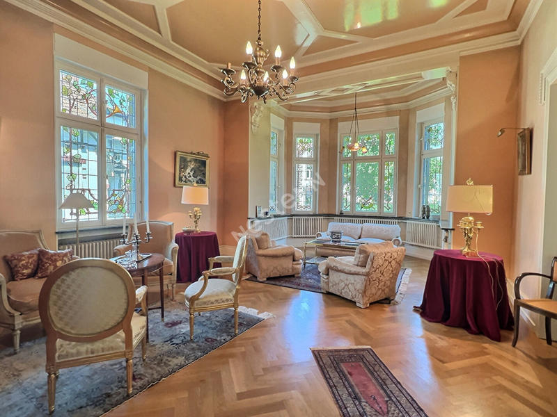 Maison - 258 m² - 8 pièces