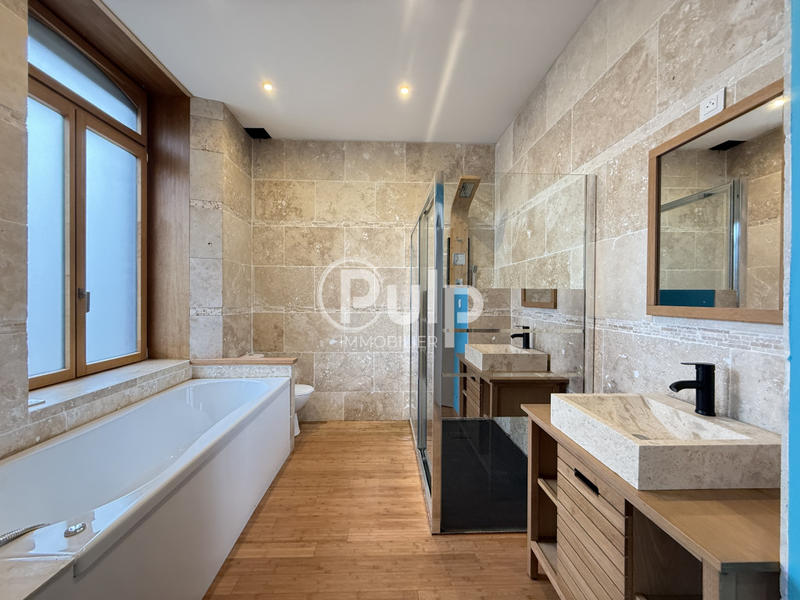 Maison - 300 m² - 9 pièces