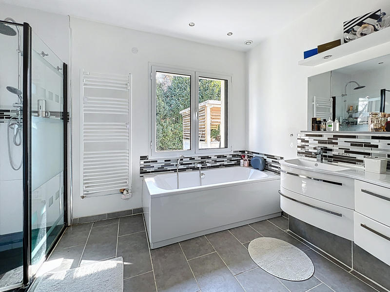 Maison - 222 m² - 6 pièces