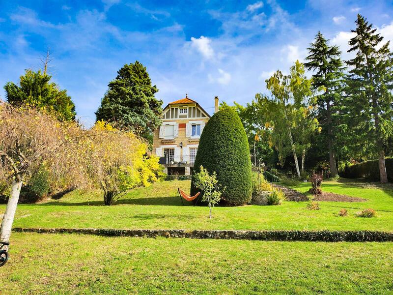 Maison - 212 m² - 10 pièces