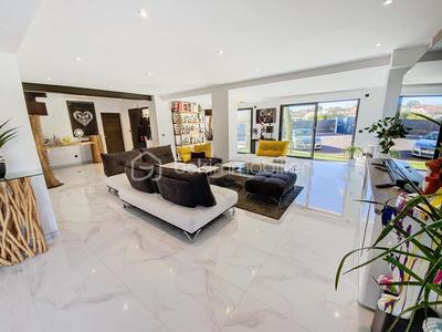 Villa - 245 m² - 6 pièces