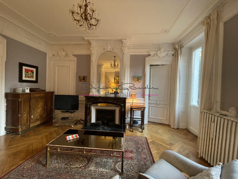 Propriété - 240 m² - 11 pièces