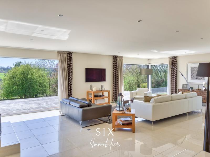 Maison - 270 m² - 9 pièces