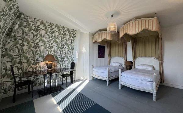 Maison - 700 m² - 15 pièces