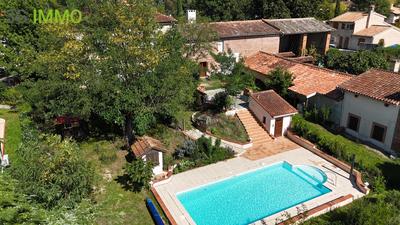 Propriété - 305 m² - 15 pièces