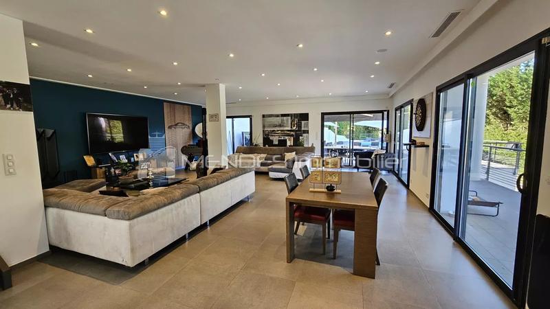 Villa - 353 m² - 6 pièces