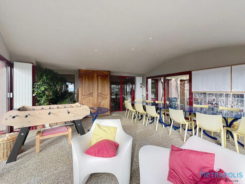 Maison - 232 m² - 9 pièces