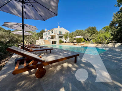 Maison - 350 m² - 12 pièces