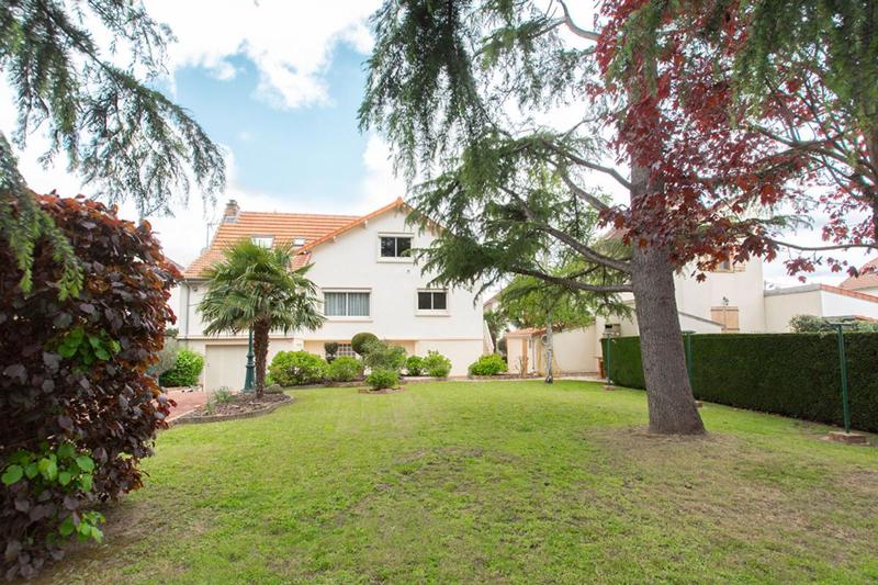 Maison - 232 m² - 11 pièces