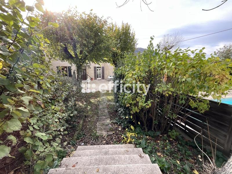 Maison - 305 m² - 13 pièces