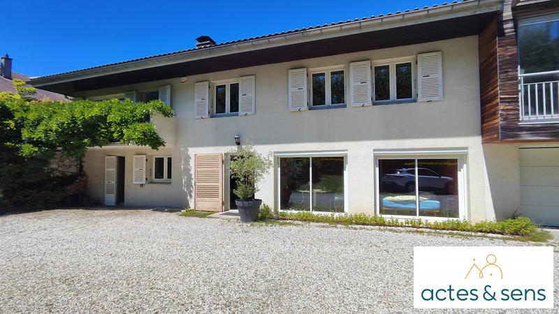 Maison - 215 m² - 10 pièces