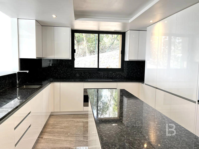 Maison - 360 m² - 10 pièces