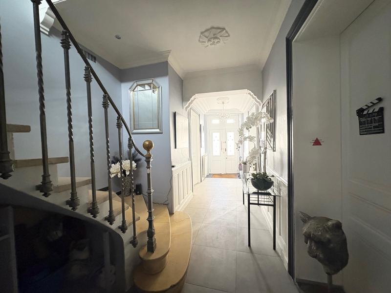 Demeure - 221 m² - 7 pièces