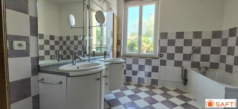 Maison - 275 m² - 11 pièces