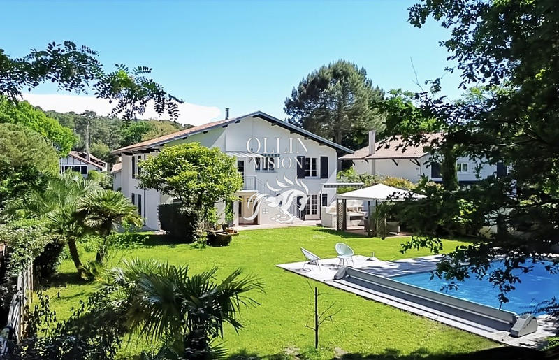 Villa - 260 m² - 8 pièces