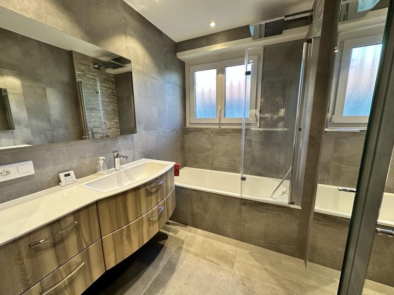 Maison - 211 m² - 8 pièces