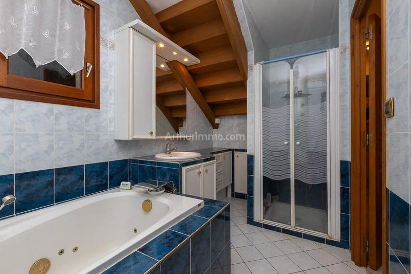 Maison - 225 m² - 9 pièces