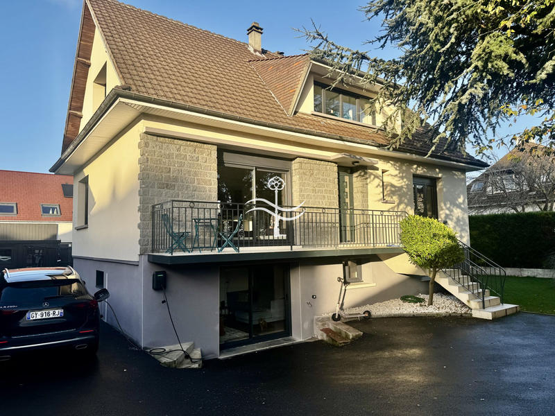 Maison - 208 m² - 9 pièces